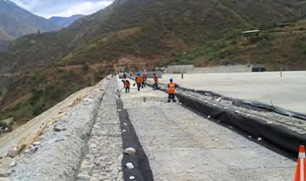 Sobreelevación de la Corona de la Presa Alpamarca